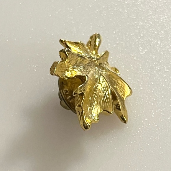 Vintage Gold Tone Maple Leaf Earrings and Matching Lapel Pin - Picture 13 of 16
